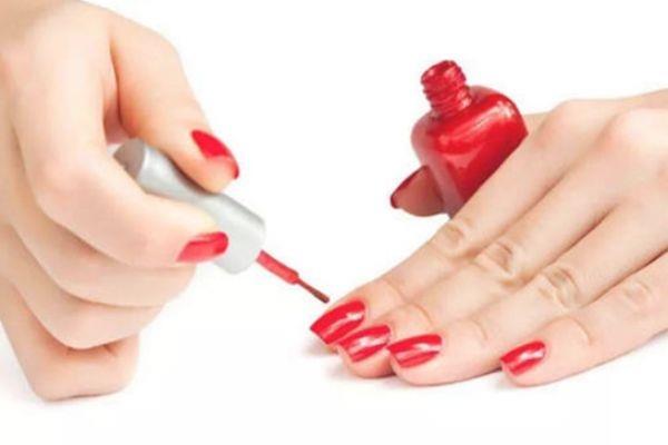 普通指甲油怎么速干 怎么才能让指甲油快点干 普通指甲油怎么速干 怎么才能让指甲油快点干