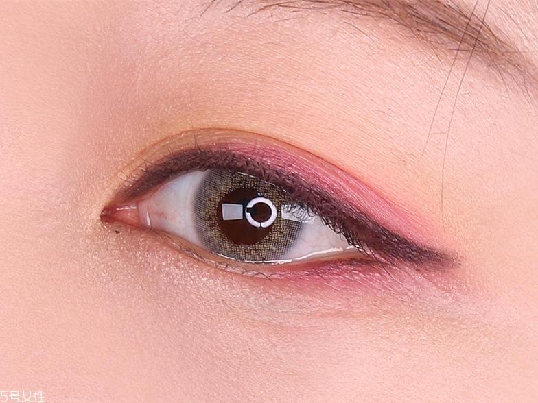 撞色妆怎么化好看 简单撞色妆图解教程 撞色妆怎么化好看 简单撞色妆图解教程