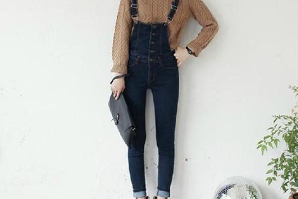 牛仔背带裤配什么外套好看 牛仔背带裤怎么搭配外套 牛仔背带裤配什么外套好看 牛仔背带裤怎么搭配外套