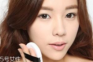 油皮怎么化妆不脱妆 巧用定妆散粉让妆容持久 油皮怎么化妆不脱妆 巧用定妆散粉让妆容持久