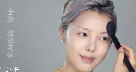 油皮怎么化妆不脱妆 巧用定妆散粉让妆容持久 油皮怎么化妆不脱妆 巧用定妆散粉让妆容持久