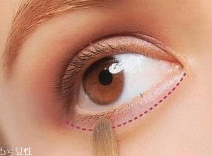 油皮怎么化妆不脱妆 巧用定妆散粉让妆容持久 油皮怎么化妆不脱妆 巧用定妆散粉让妆容持久