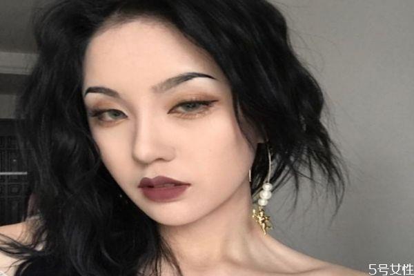 年底聚会怎么化妆好看 教你简单又吸睛的妆容 年底聚会怎么化妆好看 教你简单又吸睛的妆容