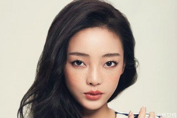 如何淡化雀斑呢 淡化雀斑的方法有什么呢 如何淡化雀斑呢 淡化雀斑的方法有什么呢