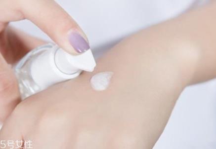 眼霜啫喱状和乳液状哪个好 适合年纪不同 眼霜啫喱状和乳液状哪个好 适合年纪不同