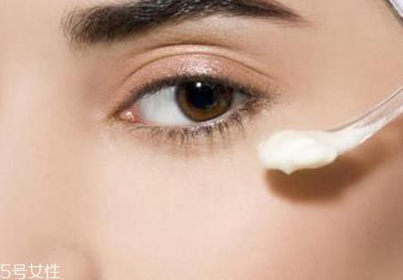眼霜啫喱状和乳液状哪个好 适合年纪不同 眼霜啫喱状和乳液状哪个好 适合年纪不同