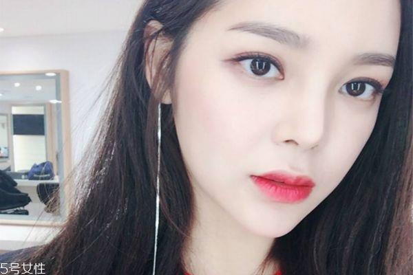 男生喜欢女生的眼神 男生喜欢你的五种表现 男生喜欢女生的眼神 男生喜欢你的五种表现