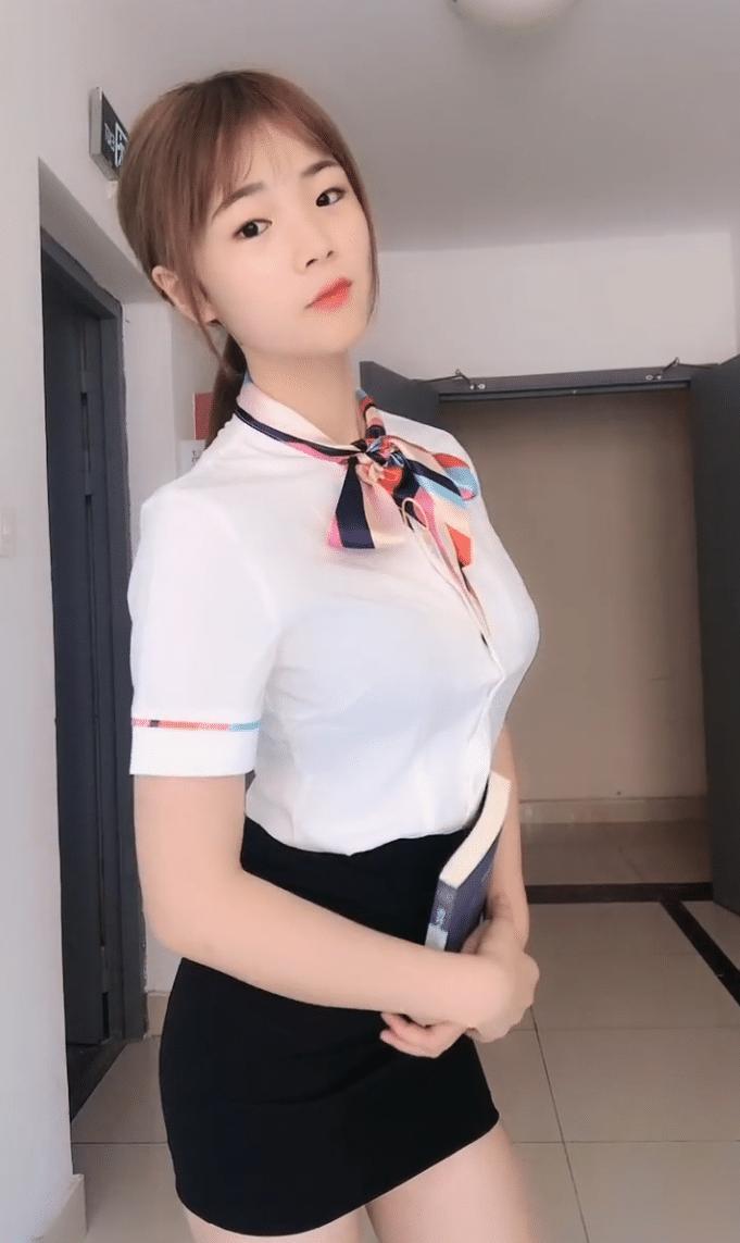 单眼皮的美女老师，穿的还挺正式！