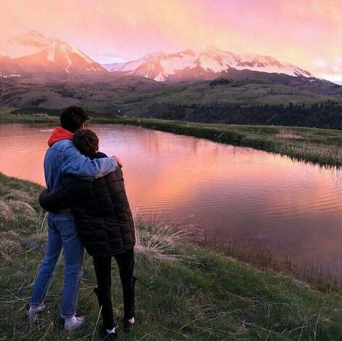 戳爷Troye Sivan发推文:和男朋友三周年啦!甜死我了