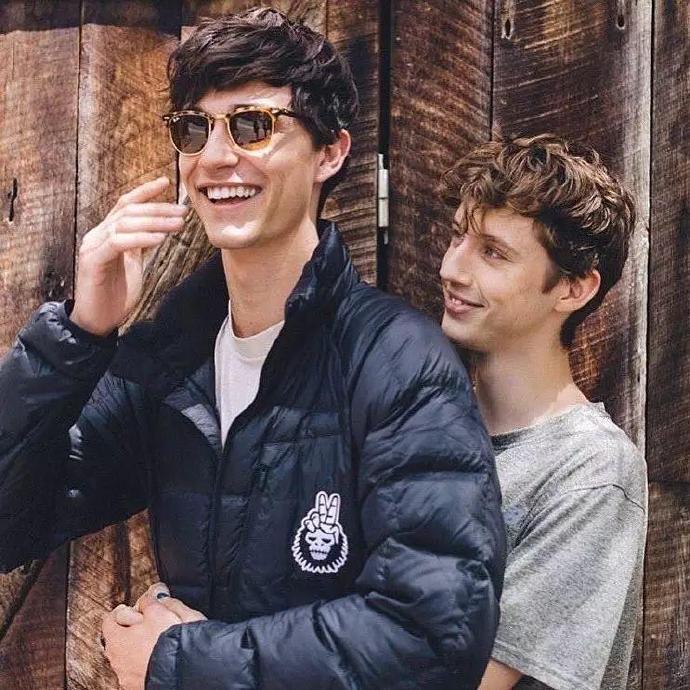 戳爷Troye Sivan发推文:和男朋友三周年啦!甜死我了
