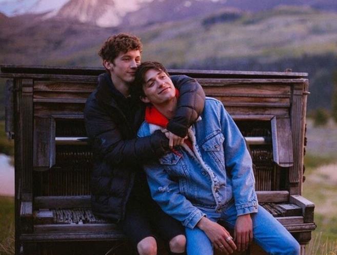 戳爷Troye Sivan发推文:和男朋友三周年啦!甜死我了