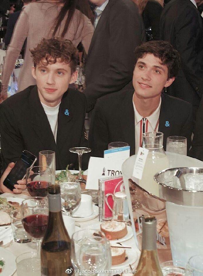 戳爷Troye Sivan发推文:和男朋友三周年啦!甜死我了