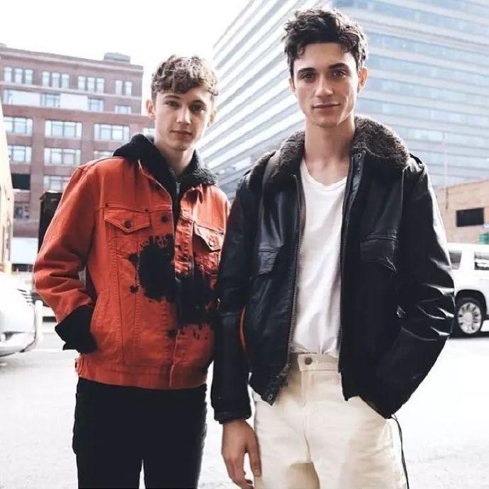 戳爷Troye Sivan发推文:和男朋友三周年啦!甜死我了