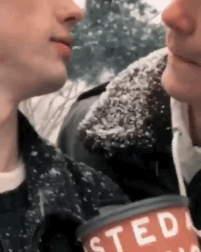 戳爷Troye Sivan发推文:和男朋友三周年啦!甜死我了