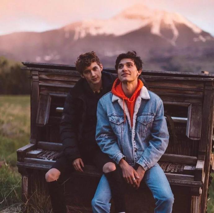 戳爷Troye Sivan发推文:和男朋友三周年啦!甜死我了