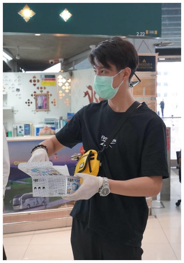 泰国出道中国演员苏秋成为爱呼吁 现身机场免费发放口罩