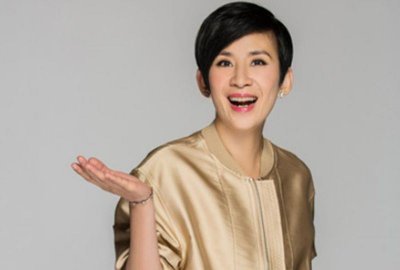 ​吴君如全家飞武汉，为丈夫陈可辛庆生，配文：你真的好大牌！