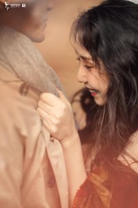 ​暮景斜芳殿 年华丽绮宫；寒辞去冬雪 暖带入春风阶馥舒梅素 盘花卷烛