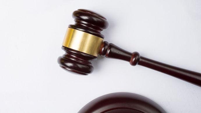 “高铁座霸”霸占座位不算违法,你怎么看?95后霸气回应,获认可