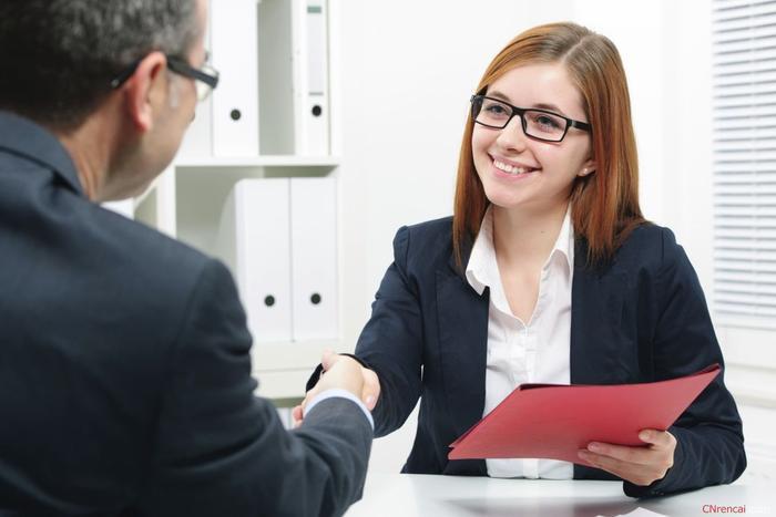 “高铁座霸”霸占座位不算违法,你怎么看?95后霸气回应,获认可