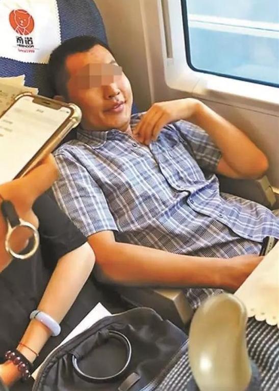 “高铁座霸”霸占座位不算违法,你怎么看?95后霸气回应,获认可