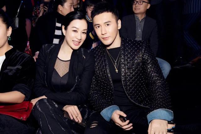 钟丽缇这胯也太宽了吧!紧身裙都被撑大了,不知张伦硕怎么受得了