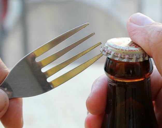 过年喝啤酒,没有开瓶器怎么办?教你4种开瓶小妙招,简单又实用