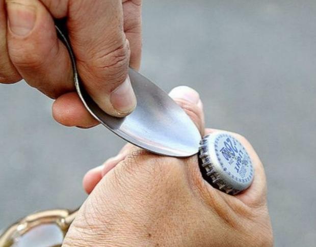 过年喝啤酒,没有开瓶器怎么办?教你4种开瓶小妙招,简单又实用