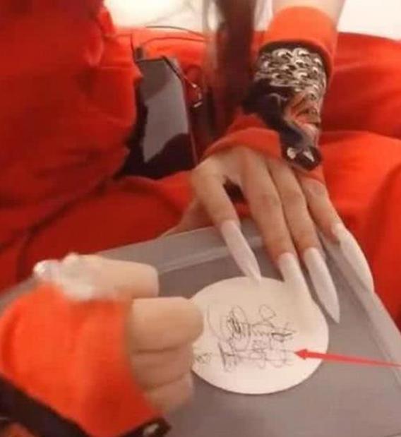 终于见识到杨丽萍的长指甲,签名一般人欣赏不来:确实是“舞者”