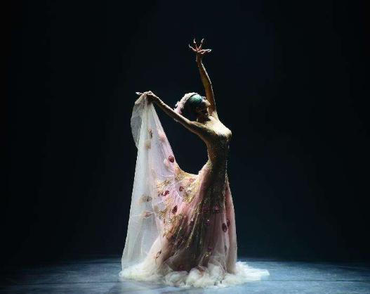 终于见识到杨丽萍的长指甲,签名一般人欣赏不来:确实是“舞者”