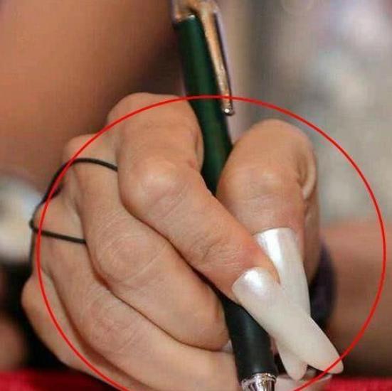 终于见识到杨丽萍的长指甲,签名一般人欣赏不来:确实是“舞者”