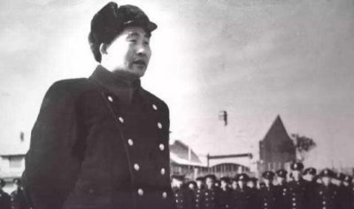 ​海军司令员是萧劲光，那么，拥有海军之父称号的将领又是谁？