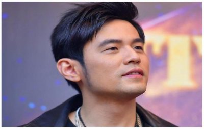 ​周杰伦已经四十岁了，在很多人心中他和他的歌仍停留在二十岁