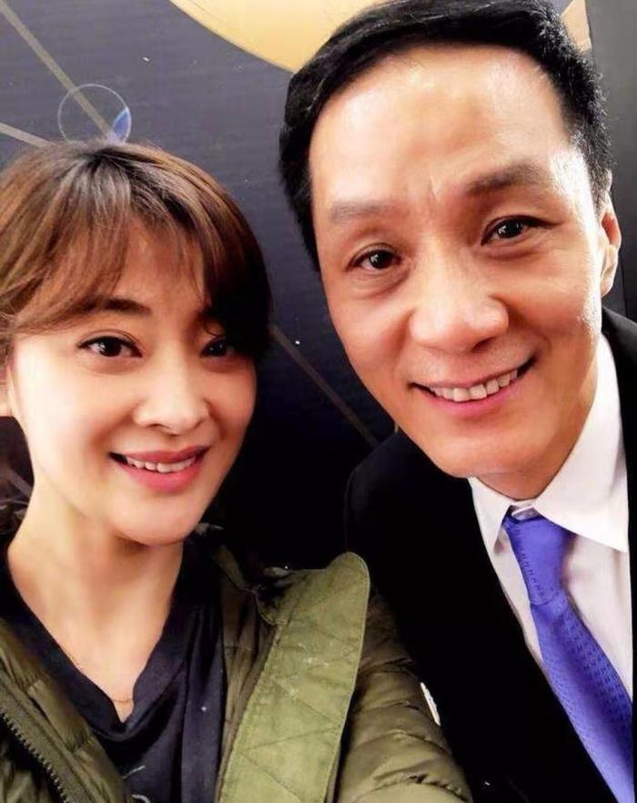 因家暴角色给人留下阴影的冯远征，生活里把大八岁的妻子宠成公主