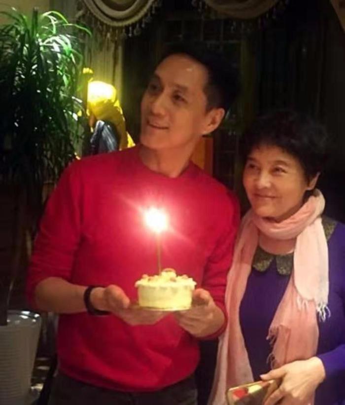 因家暴角色给人留下阴影的冯远征，生活里把大八岁的妻子宠成公主