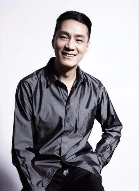 因家暴角色给人留下阴影的冯远征，生活里把大八岁的妻子宠成公主