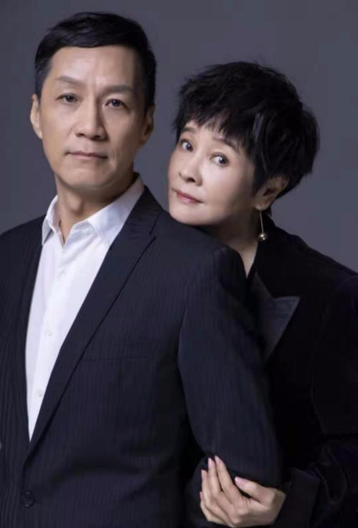 因家暴角色给人留下阴影的冯远征，生活里把大八岁的妻子宠成公主