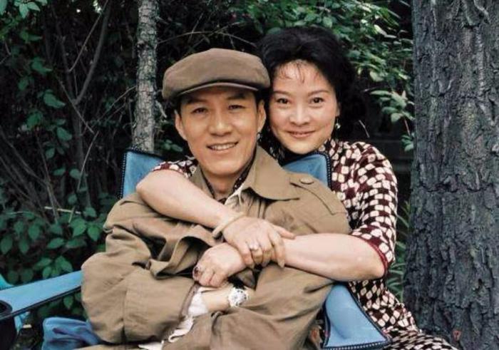 因家暴角色给人留下阴影的冯远征，生活里把大八岁的妻子宠成公主