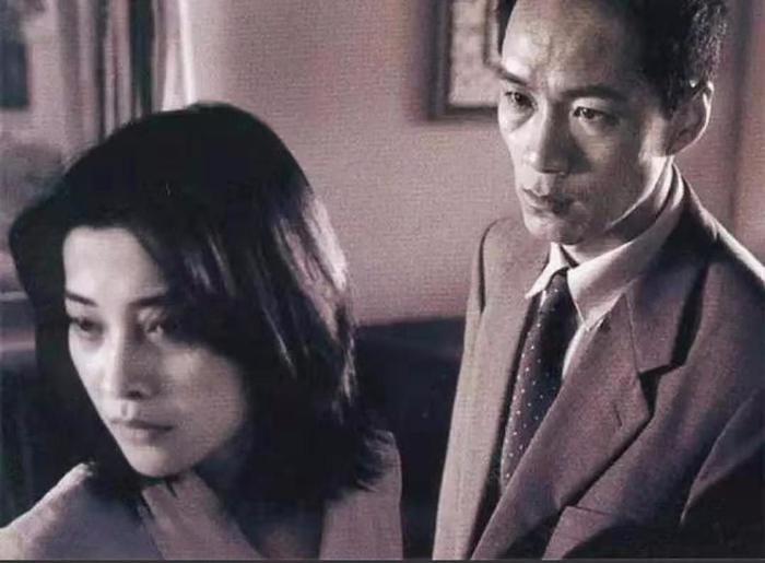 因家暴角色给人留下阴影的冯远征，生活里把大八岁的妻子宠成公主