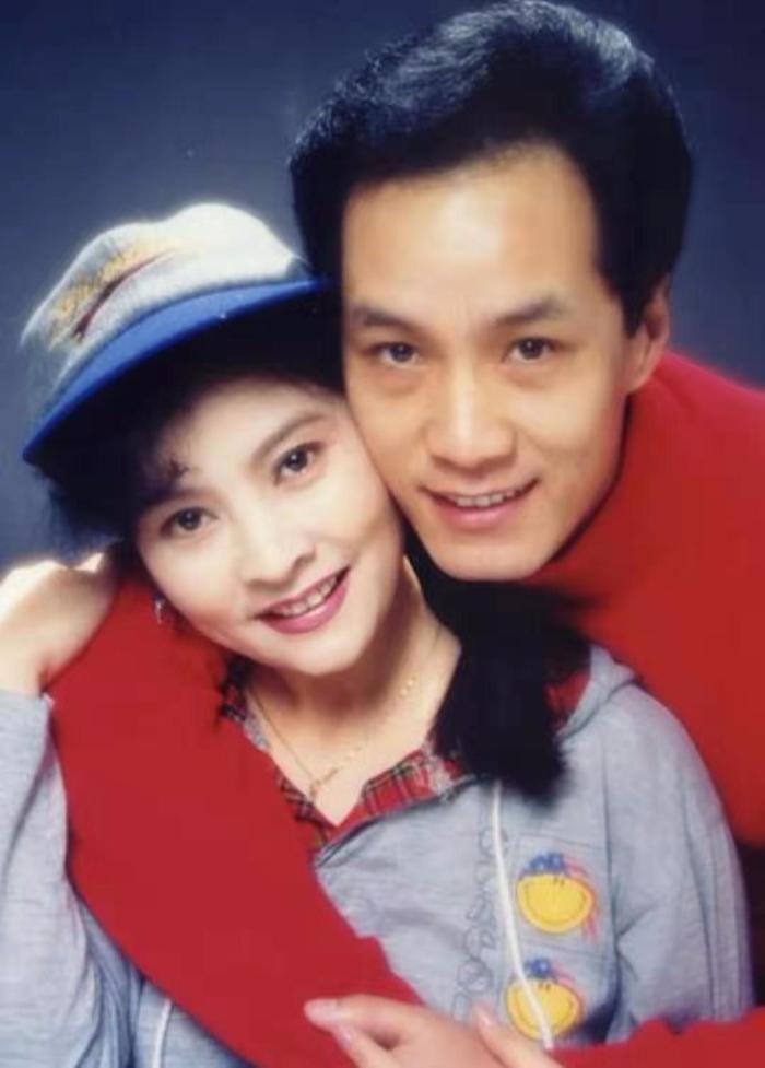 因家暴角色给人留下阴影的冯远征，生活里把大八岁的妻子宠成公主