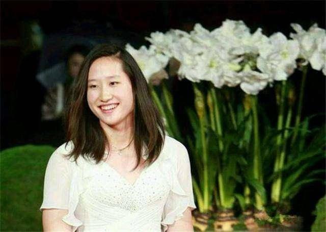 游泳蝶后刘子歌，嫁大23岁3婚教练，还倒贴百万豪车，今定居澳洲