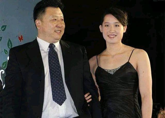 游泳蝶后刘子歌，嫁大23岁3婚教练，还倒贴百万豪车，今定居澳洲