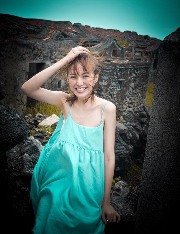 焦恩俊大女儿近照太美,回眸一笑百媚生,高颜值面庞美出了天际