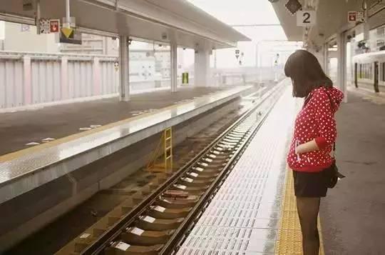 热巴大学烟熏妆自拍照曝光，没想到你是这样的胖迪！