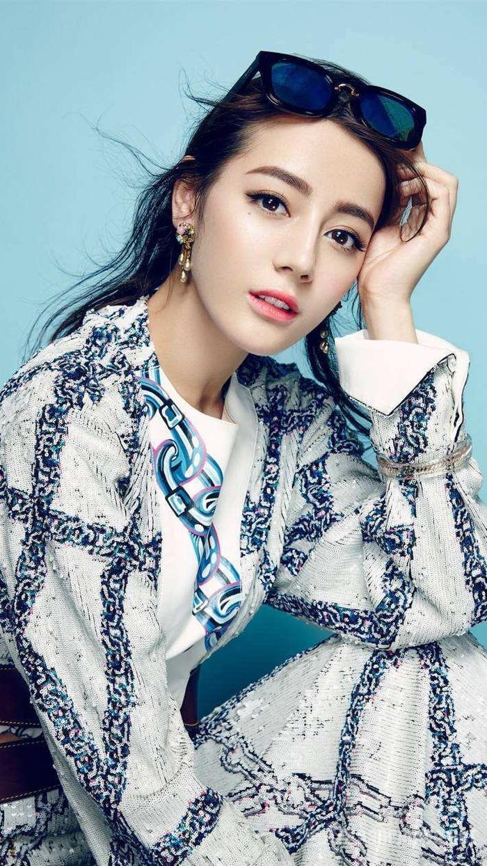 热巴大学烟熏妆自拍照曝光，没想到你是这样的胖迪！