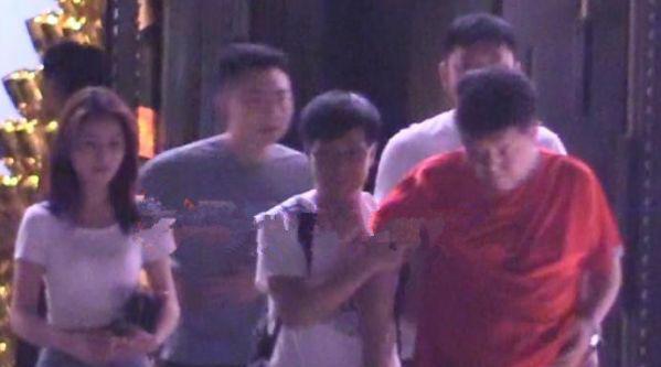 许三多战友刘天佐出轨?被女子搀扶回家,妻子经纪人:都是好朋友