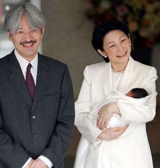 纪子妃的“假笑”本领，从洋溢幸福到“标准脸”，她经历了什么？