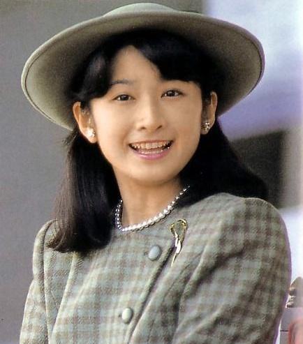 纪子妃的“假笑”本领，从洋溢幸福到“标准脸”，她经历了什么？