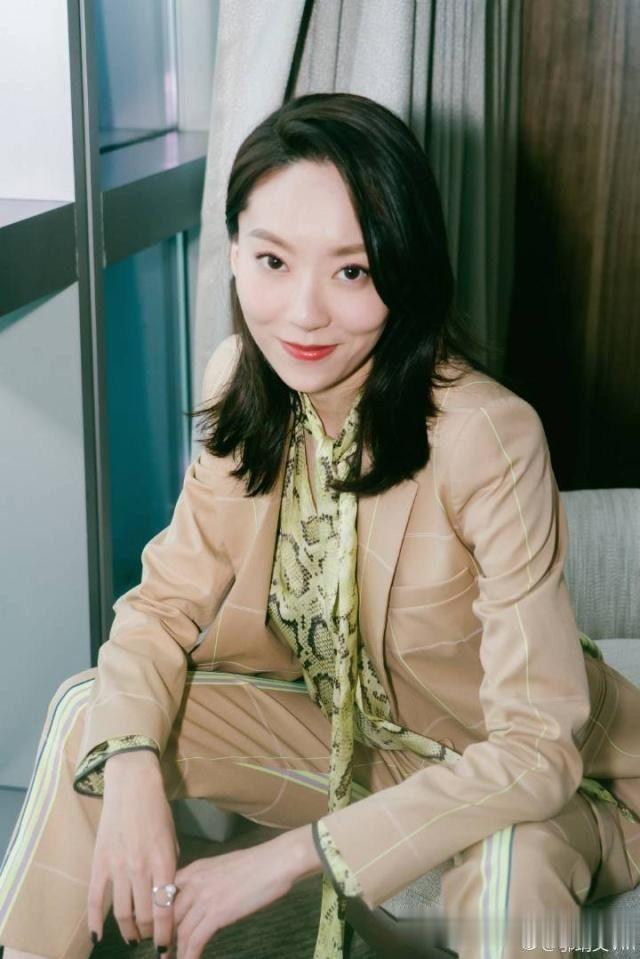 “跑龙套”的她主演《新喜剧之王》,将成为新一代“星女郎”!