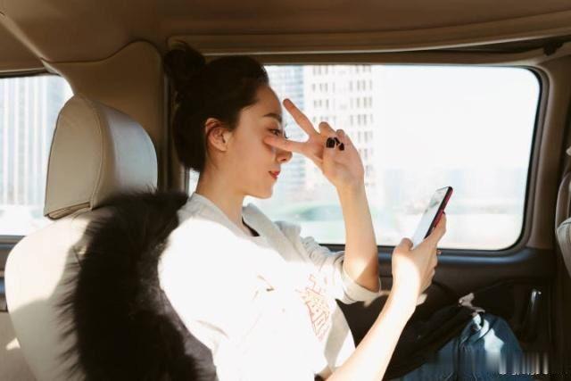 “跑龙套”的她主演《新喜剧之王》,将成为新一代“星女郎”!